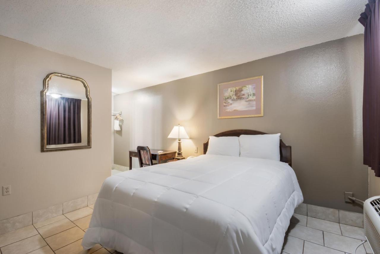 Americas Best Value Inn Woodward At 8Th St Bagian luar foto