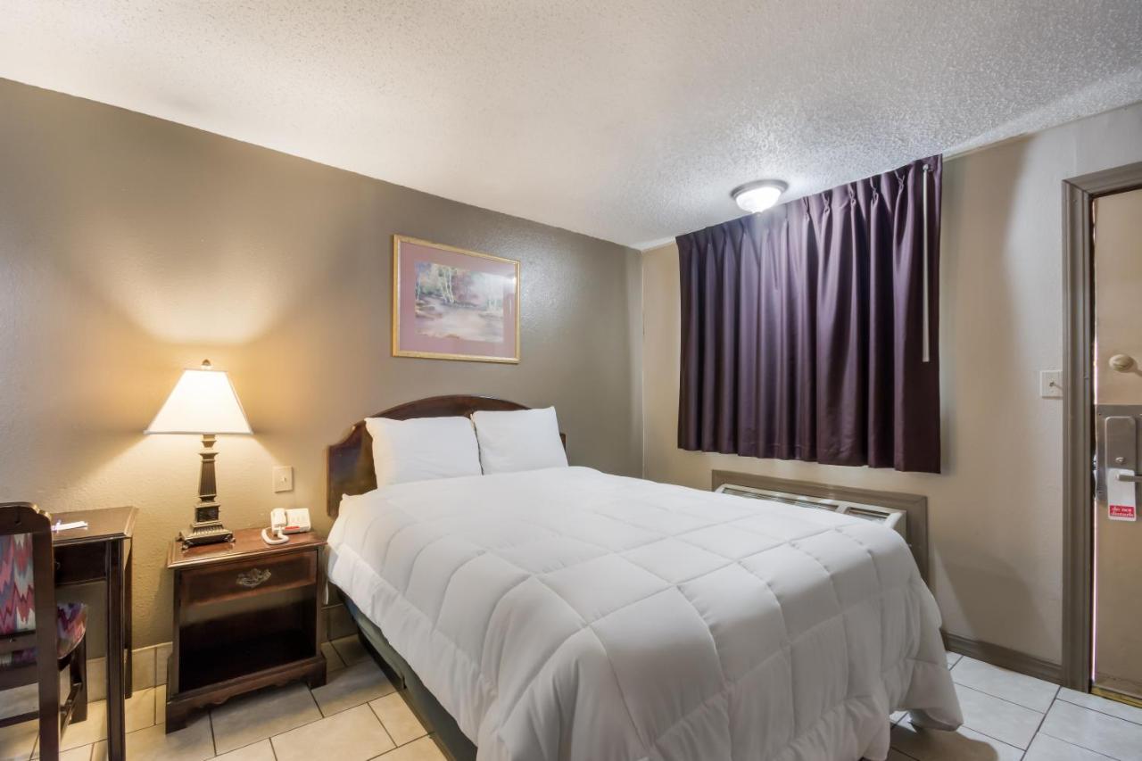 Americas Best Value Inn Woodward At 8Th St Bagian luar foto