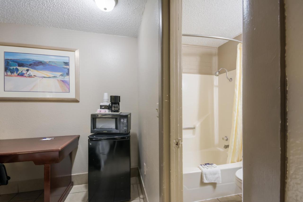Americas Best Value Inn Woodward At 8Th St Bagian luar foto