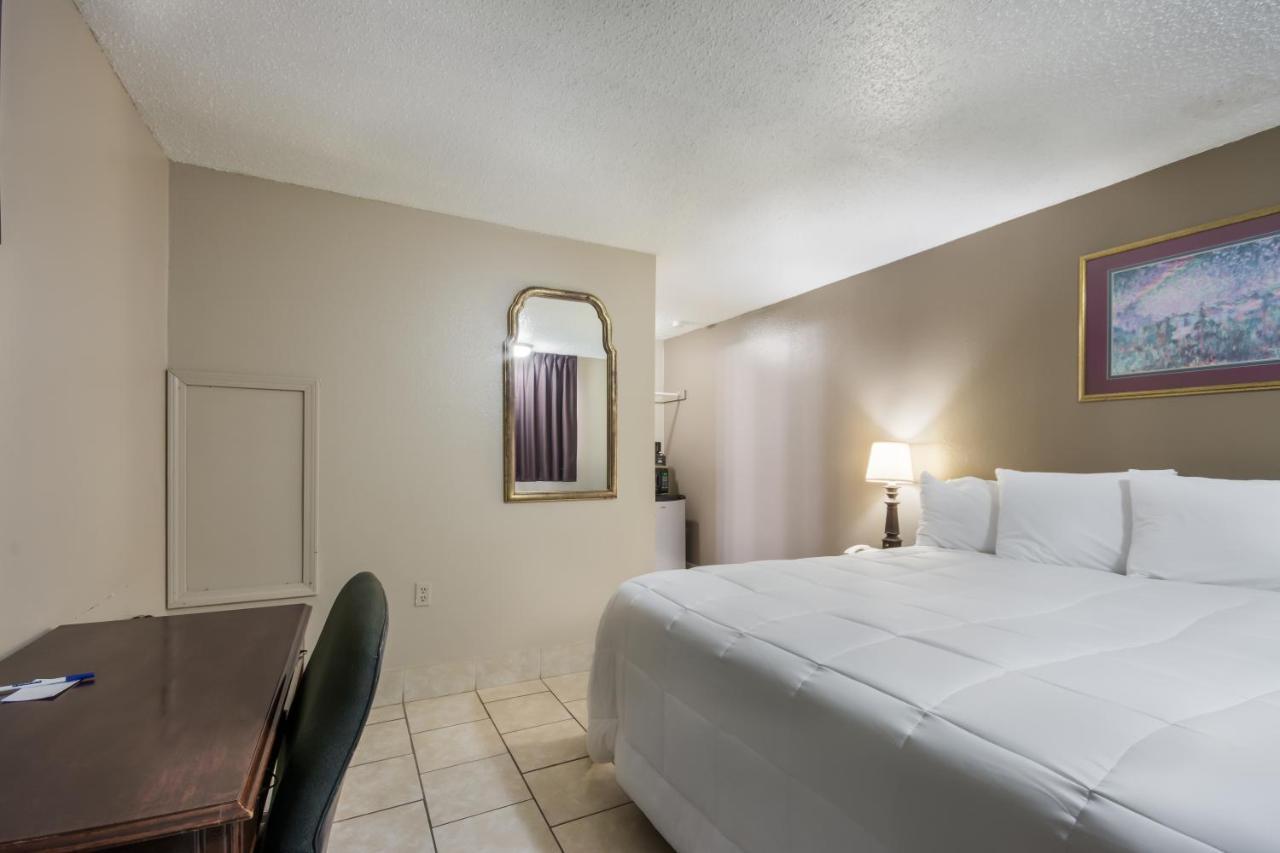 Americas Best Value Inn Woodward At 8Th St Bagian luar foto