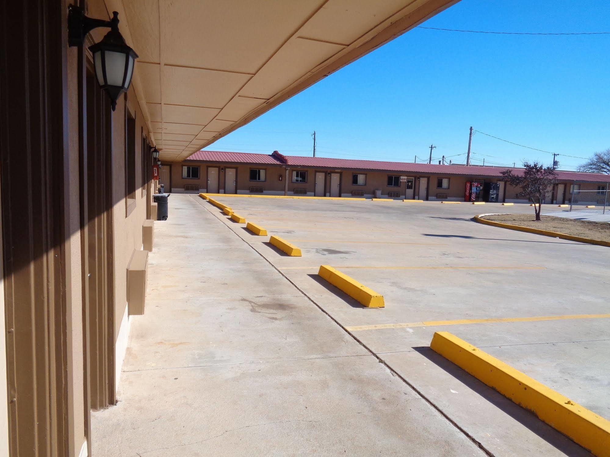Americas Best Value Inn Woodward At 8Th St Bagian luar foto
