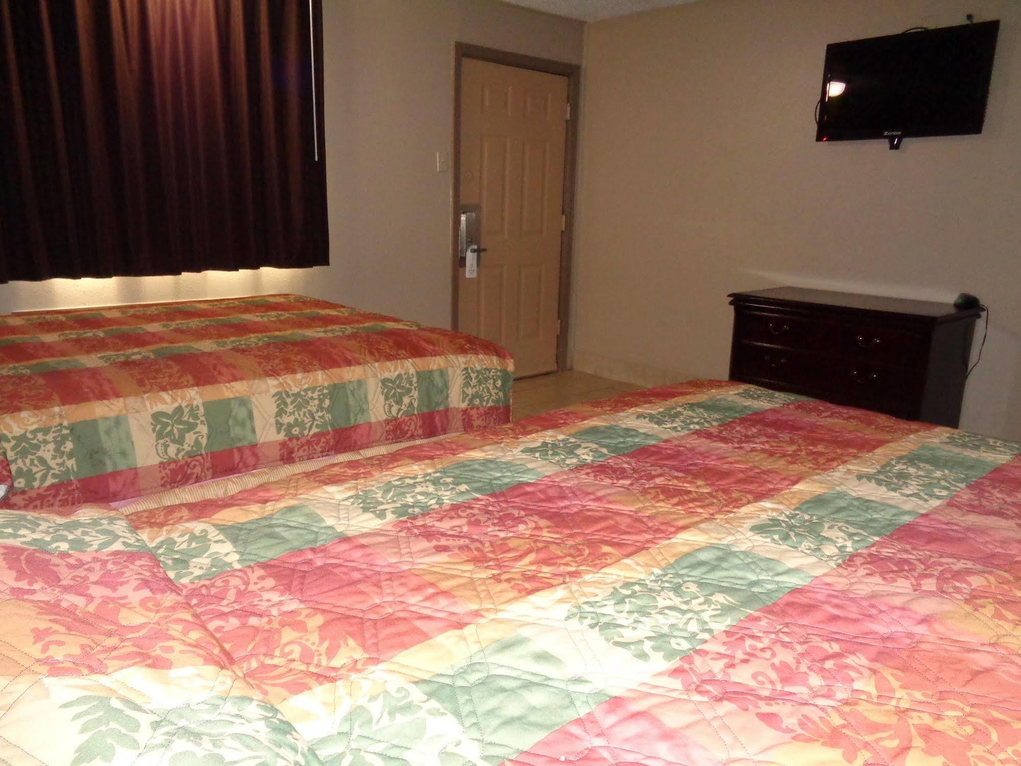 Americas Best Value Inn Woodward At 8Th St Bagian luar foto