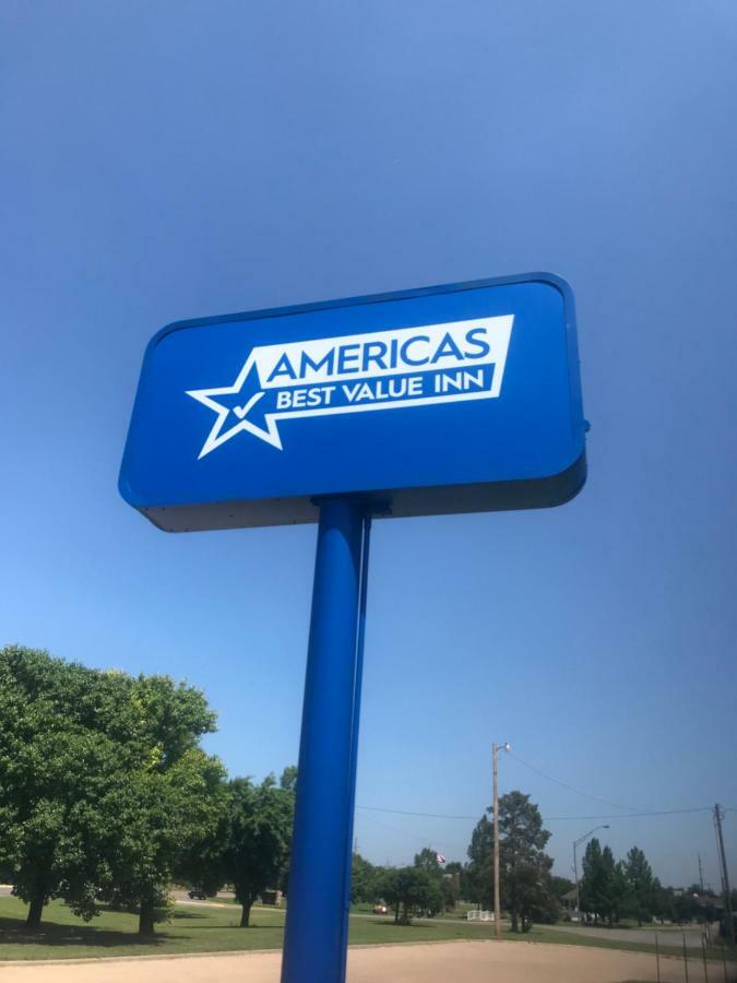 Americas Best Value Inn Woodward At 8Th St Bagian luar foto